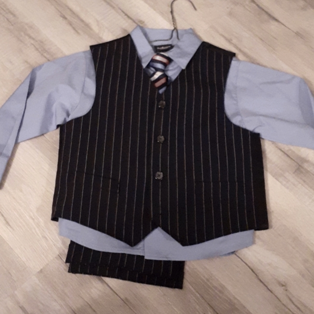 VAN HEUSEN 4PC VEST SET SIZE 4